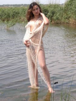身披白色渔网的超模克莱尔湖中外拍,人体艺术汤芳陈丽佳"